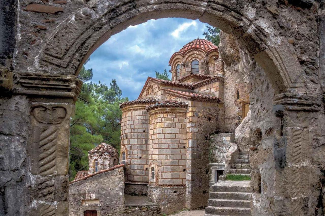 Olive And Orange Apartment Mystras Eksteriør bilde
